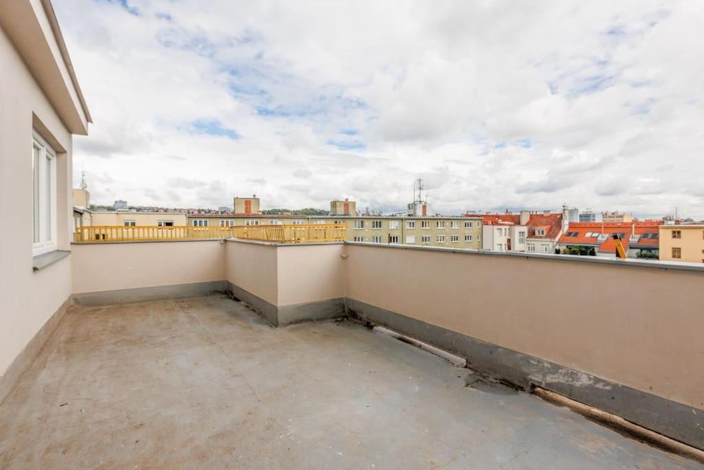 1 Bedroom Apartment With Terrace And Free Parking Near Metro Praha Bagian luar foto