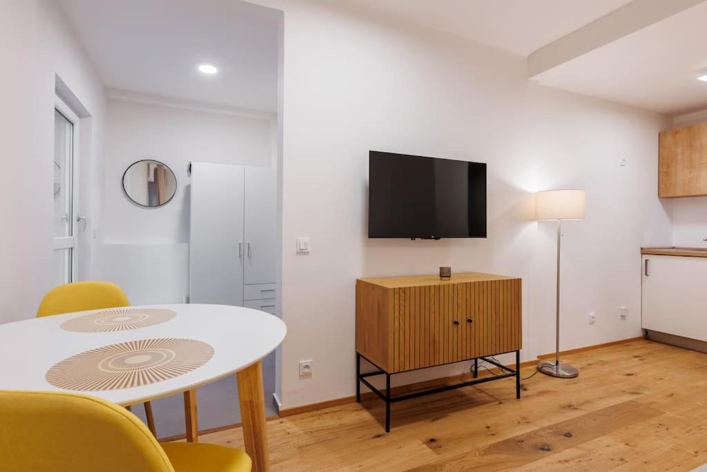 1 Bedroom Apartment With Terrace And Free Parking Near Metro Praha Bagian luar foto
